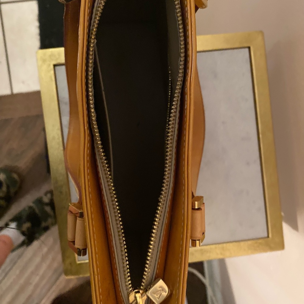 Authentic Louis Vuitton Vernis (yellow) handbag - Picture 7 of 8